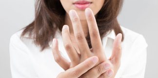 Μην αγνοείτε το μούδιασμα στα άκρα: Τι μπορεί να δείχνει για την υγεία σας