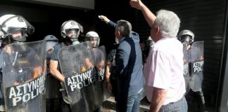 ΕΚΤΑΚΤΟ : Έφοδος μελών της ΑΔΕΔΥ στο υπουργείο Οικονομικών