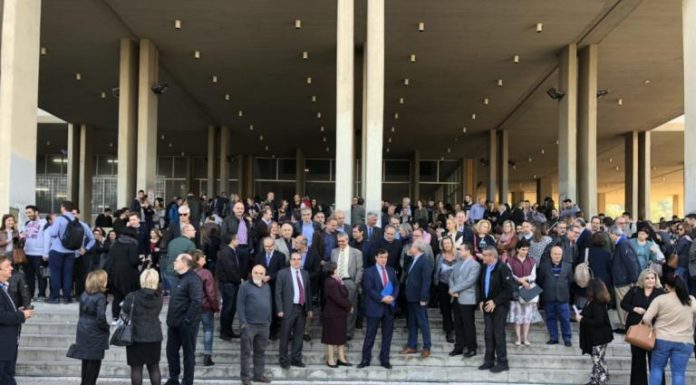 Του… Ρουβίκωνα πάλι στην Φιλοσοφική – Στην είσοδο οι καθηγητές