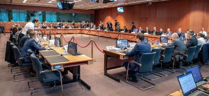 Σε έκτακτο Eurogroup η απόφαση για την εφαρμογή ή μη των περικοπών στις συντάξεις