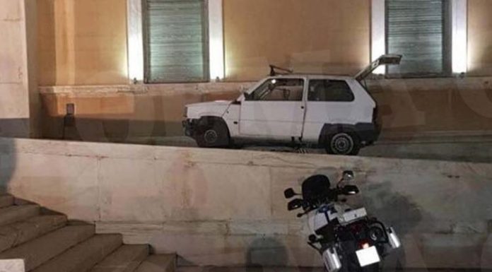 Mεθυσμένος εισέβαλε με το αυτοκίνητο του στη Βουλή!