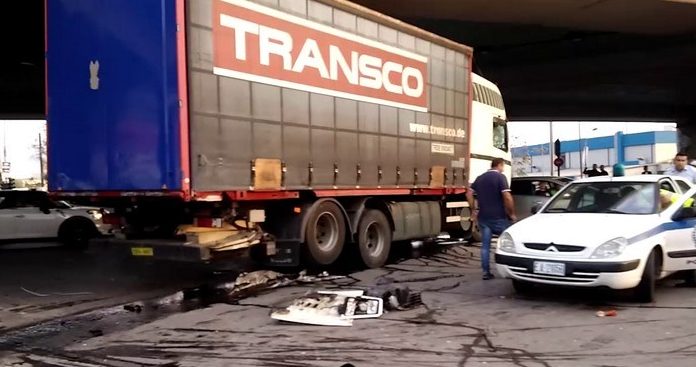 Καραμπόλα νταλίκας με 6 αυτοκίνητα στον Κηφισό