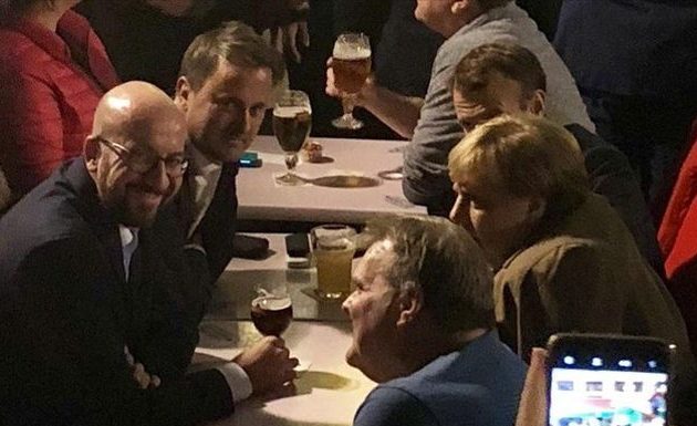 Το «έτσουξαν» σε μπαρ Μέρκελ-Μακρόν