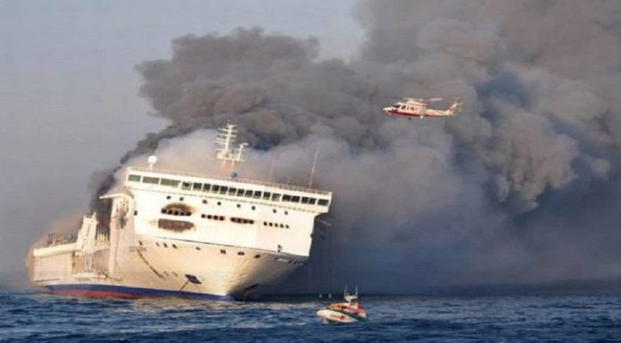 Έκτακτο: Φωτιά σε πλοίο με εκατοντάδες επιβάτες
