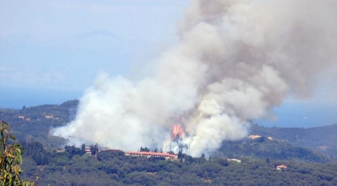 Εκκενώνεται οικισμός στην Κέρκυρα λόγω μεγάλης φωτιάς