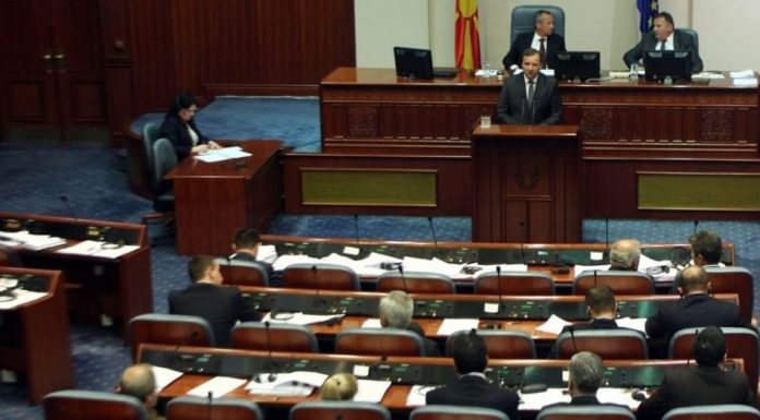 Η κυβέρνηση των Σκοπίων είπε «ναι» στις τέσσερις τροπολογίες για την αναθεώρηση του συντάγματος