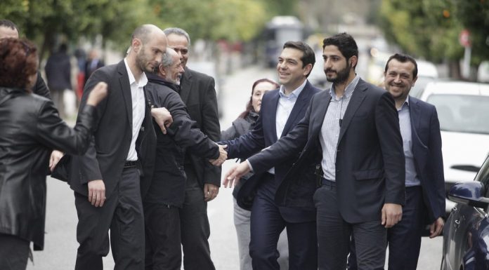 Απίστευτο: Αλβανός ντελιβεράς με όπλο παρίστανε τον φρουρό του Αλέξη Τσίπρα!