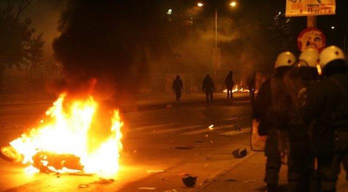 Σοβαρά επεισόδια έξω από τη ΓΑΔΑ – Φωτιές και μολότοφ στα Εξάρχεια (Βίντεο – Φωτο)