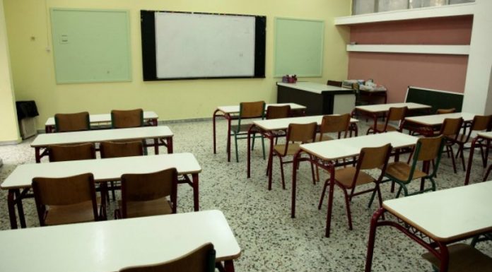 Απίστευτο – Καθηγητής έβαλε πορνό στον προτζέκτορα της τάξης (Βίντεο)
