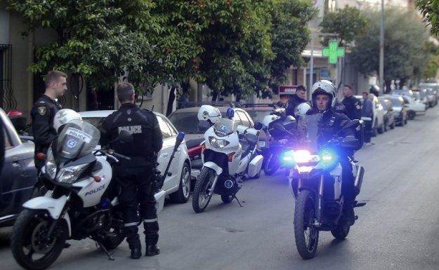 Απίστευτο περιστατικό – Παπάς χαστούκισε και δάγκωσε αστυνομικούς!