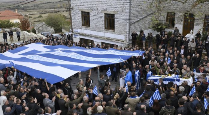 Χυδαία δήλωση πολιτικού: “Γουρούνια και γαϊδούρια όσοι πήγαν στην κηδεία του Κατσίφα!”