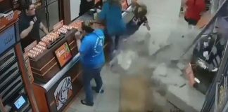 Απίστευτο βίντεο: Αυτοκίνητο καρφώνεται στην είσοδο εστιατορίου