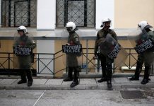 Σοβαρά επεισόδια μεταξύ αστυνομικών και αντιεξουσιαστών στα δικαστήρια της Ευελπίδων