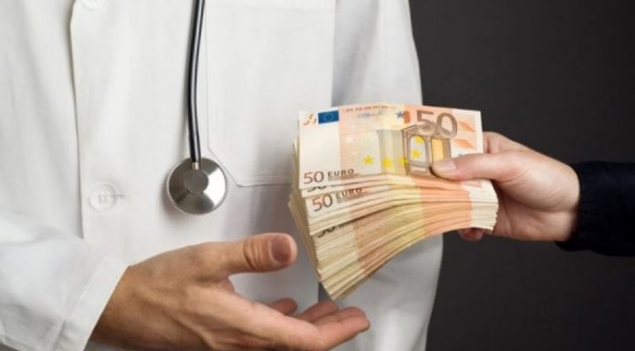 Πόσα χρήματα δίνουν οι Έλληνες πολίτες για «φακελάκι»