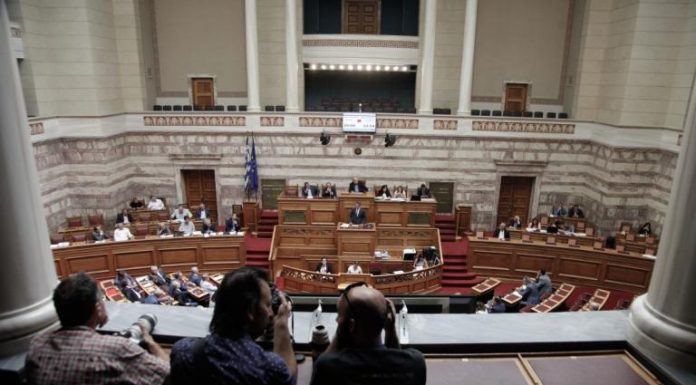Αναδρομικά 24.000 ευρώ στους βουλευτές – Για αποκατάσταση συντάξεων ούτε λέξη!