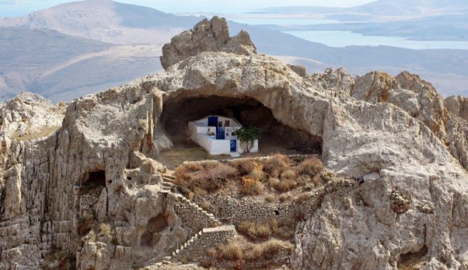 Είναι η πιο περίεργη εκκλησία του κόσμου – Και βρίσκεται σε ελληνικό νησί!
