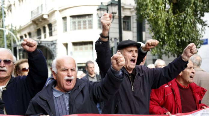 Διαμαρτυρία συνταξιούχων στο κέντρο της Αθήνας – Θα ακολουθήσει πορεία στη Βουλή