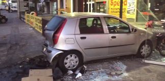 Θανατηφόρο τροχαίο – ΙΧ μπήκε σε καφέ μετά από καραμπόλα στο Χαϊδάρι