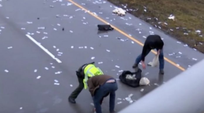 Έβρεξε λεφτά από μηχάνημα ΑΤΜ στην Ηλιούπολη