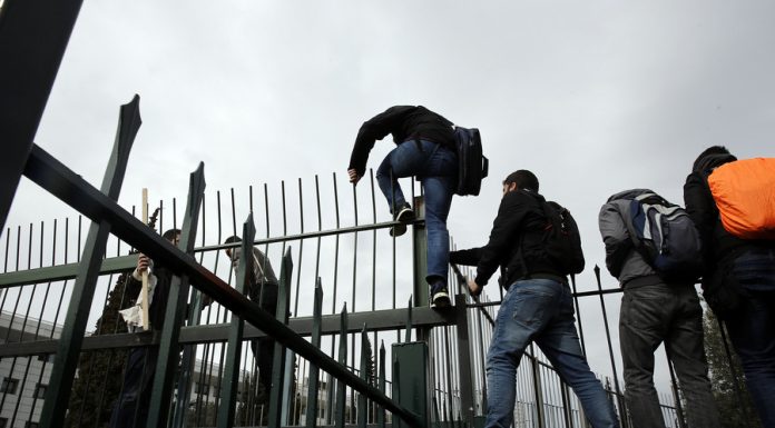 Εισβολή καθηγητών και μαθητών στο υπουργείο Παιδείας