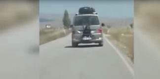 Σοκαριστικό: Έδεσε την κόρη του στο πίσω μέρος του αυτοκινήτου! (Βίντεο)