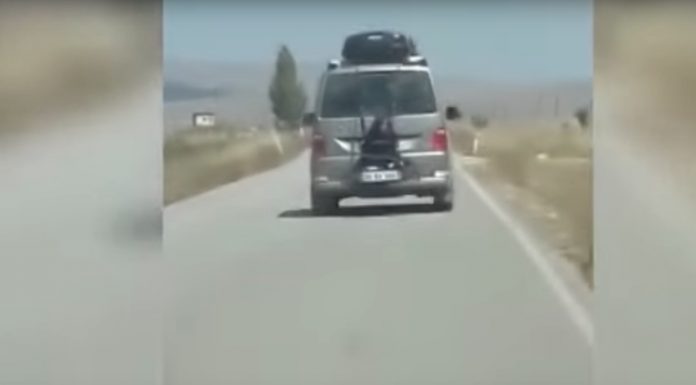 Σοκαριστικό: Έδεσε την κόρη του στο πίσω μέρος του αυτοκινήτου! (Βίντεο)