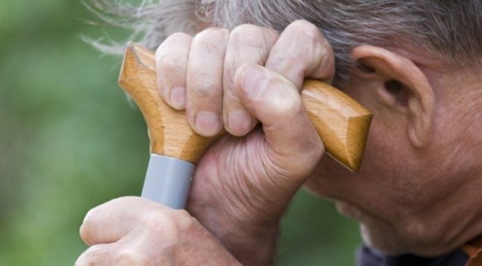 Ηλικιωμένο ζευγάρι «πλήρωσε» 700 ευρώ για μερικές πατάτες – Η θρασύτατη ληστεία από Ρομά!
