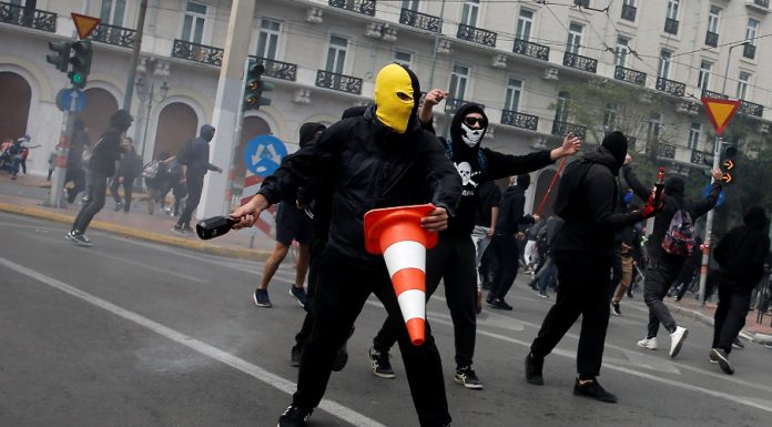 Επεισόδια στο κέντρο της Αθήνας στην πορεία για τον Αλέξη Γρηγορόπουλο (Φωτο)