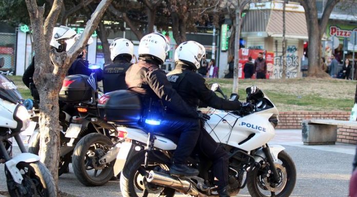 Άγρια ληστεία σε στάση τρόλεϊ – Έσυραν 28χρονη στην άσφαλτο για ένα κινητό!
