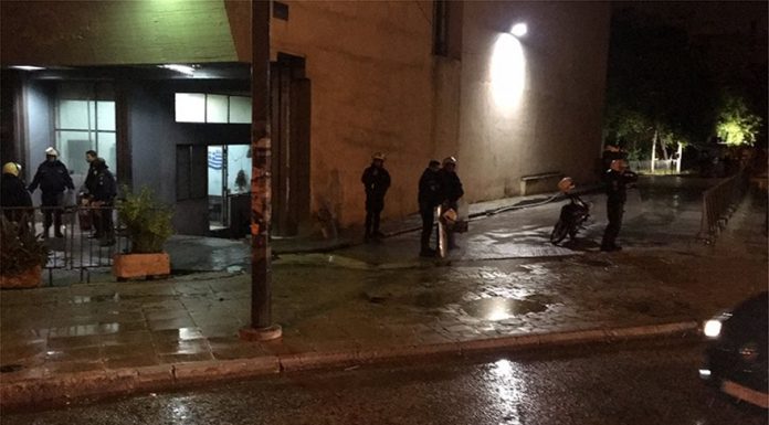 Επίθεση αγνώστων στο κτίριο όπου στεγάζονται τα ΜΑΤ στην Καισαριανή