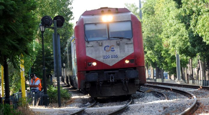 Σύγκρουση τρένου με αυτοκίνητο στο Μεταξουργρίο!