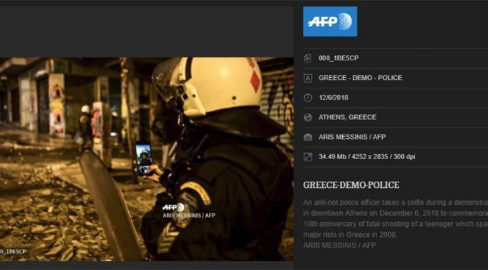 Την ώρα που οι κουκουλοφόροι έκαιγαν και έσπαγαν αστυνομικός έβγαζε selfie με φόντο τα αποκαΐδια!