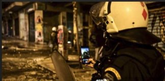 Την ώρα που οι κουκουλοφόροι έκαιγαν και έσπαγαν αστυνομικός έβγαζε selfie με φόντο τα αποκαΐδια!