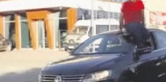 Οδήγησε το αυτοκίνητό του με το πόδι και πήρε κλήση μόλις 44 ευρώ! (Βίντεο)