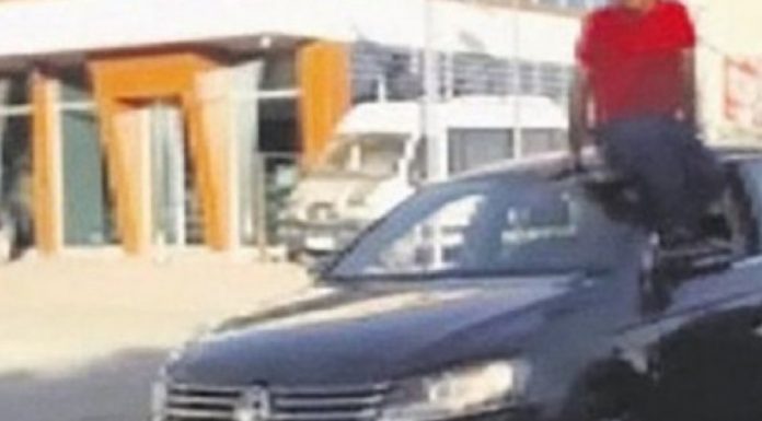 Οδήγησε το αυτοκίνητό του με το πόδι και πήρε κλήση μόλις 44 ευρώ! (Βίντεο)