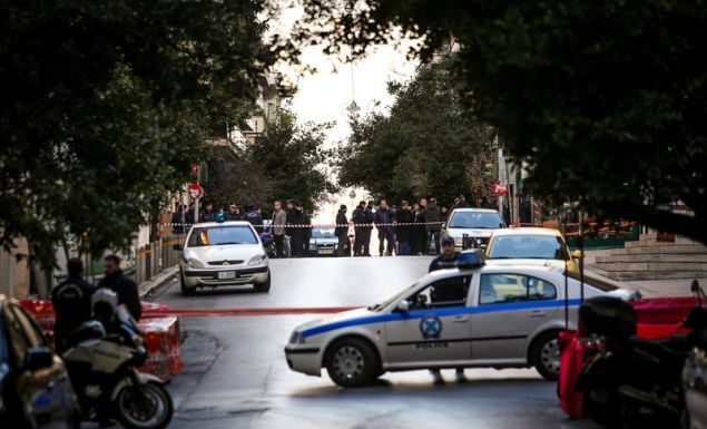 Έκρηξη στο Κολωνάκι με δύο τραυματίες – Τι «βλέπει» η ΕΛ.ΑΣ. πίσω από την έκρηξη