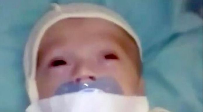 Κόλλησαν με μονωτική ταινία την πιπίλα στο στόμα μωρού σε νοσοκομείο! (Βίντεο)