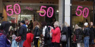 Χειμερινές εκπτώσεις: Πότε ξεκινούν και ποια Κυριακή θα είναι ανοιχτά τα μαγαζιά