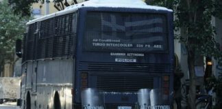 Επίθεση σε βαν της αστυνομίας έξω από την ΑΣΟΕΕ – Τραυματίστηκε ο οδηγός!