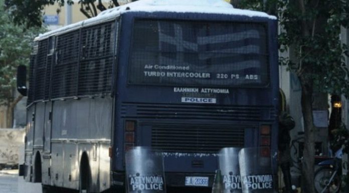 Επίθεση σε βαν της αστυνομίας έξω από την ΑΣΟΕΕ – Τραυματίστηκε ο οδηγός!
