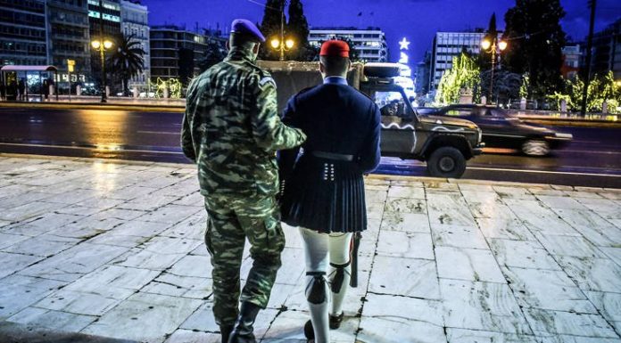 Αλλαγή φρουράς στον Άγνωστο Στρατιώτη με… τζιπ!