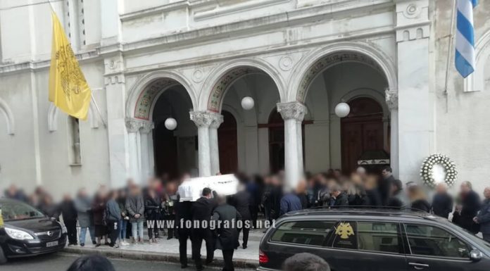 Αβάστακτος πόνος και οργή στην κηδεία της 14χρονης Ιωάννας που πέθανε μετά από χειρουργική επέμβαση