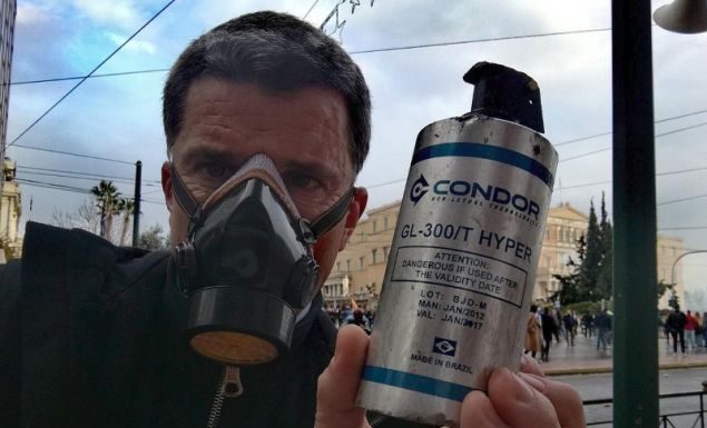 Η ΕΛ.ΑΣ. ξέμεινε από δακρυγόνα και πλέον ρίχνουν τα ληγμένα – Πόσο κοστίζουν τα χημικά στον Έλληνα φορολογούμενο