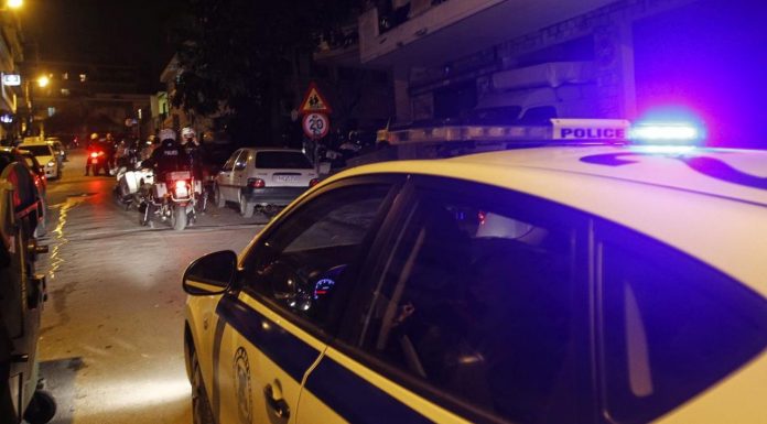 Παραδόθηκε ο δράστης της δολοφονίας του 21χρονου στον Πειραιά