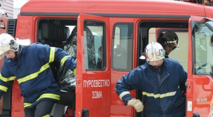 Έβγαλαν αναίσθητα δύο παιδάκια από φλεγόμενο σπίτι στην Καλλιθέα!