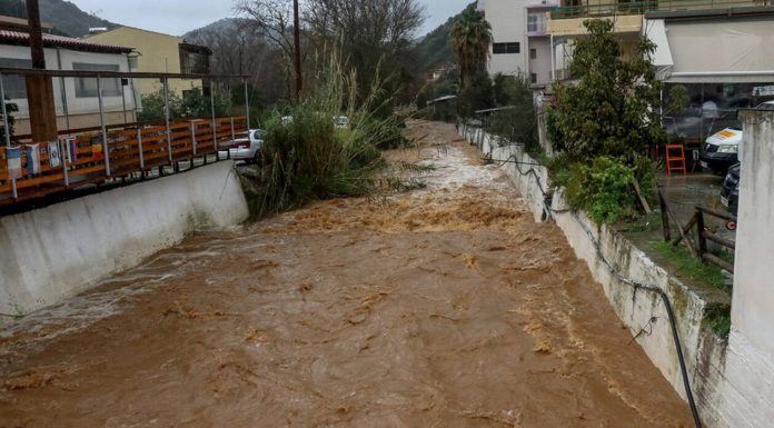 Συναγερμός στην Κρήτη: Αγνοείται οδηγός αυτοκινήτου που παρασύρθηκε από χείμαρρο
