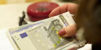 Δώρα – Δημόσιο: Επαναφορά με κούρεμα – Ποσά 250 και 300 ευρώ