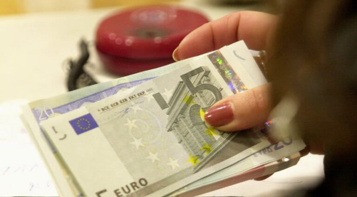 Δώρα – Δημόσιο: Επαναφορά με κούρεμα – Ποσά 250 και 300 ευρώ
