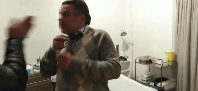 «Ντου» του Ρουβίκωνα σε γιατρό που έπαιρνε φακελάκια -Χαστούκια και απειλές (βίντεο)