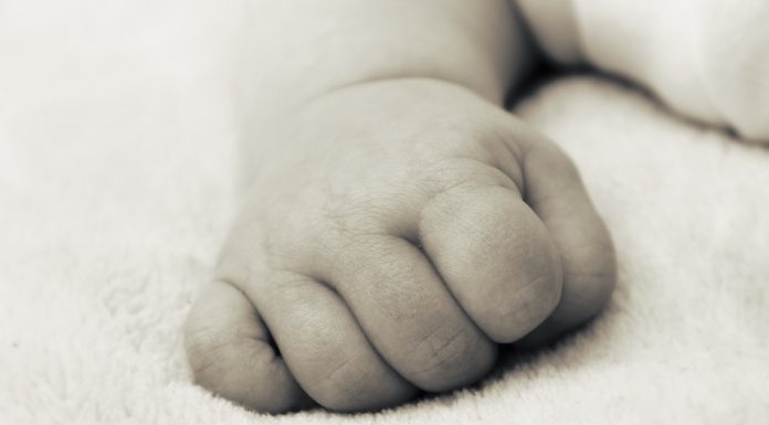 Τραγωδία: Βρέφος ενός έτους ξεψύχησε ξαφνικά στην αγκαλιά των γονιών του